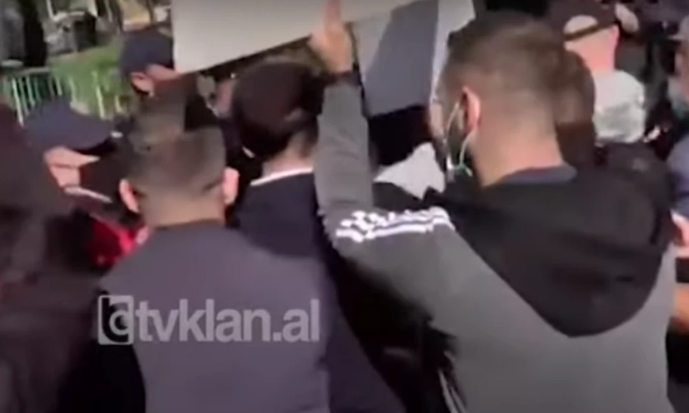 ''Τσάμηδες'' επιχείρησαν να πλησιάσουν την ελληνική διπλωματική αποστολή